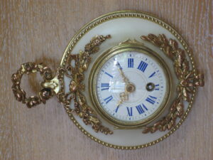 Montre médaillon  " dite  d'alcôve"